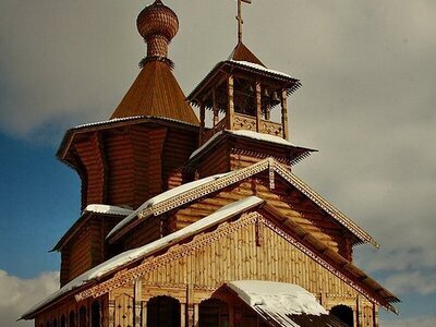 Историко-культурный центр Старый Сургут - это единственный в городе историко-этнографический комплекс, который воспроизводит сургутское деревянное зодчество рубежа XIX-XX веков. Здесь можно ознакомиться с элементами казачьего быта, генеалогическим древом старинных сургутских казачьих родов, увидеть макет острога города Сургута конца 16в., обмундирование казаков и др. На территории центра действует постоянная экспозиции: ✔культурное наследие угорских народов; ✔уклад жизни ханты и манси; ✔легенды и сказания Северной земли. 