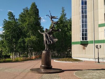 Библиотека основана в 1965 году. В 2001 году открыто новое здание на улице Республики, а в 2002 году библиотеке присвоено имя А.С. Пушкина. В настоящее время Центральная библиотека им. А.С. Пушкина - это центр информации, общения, обучения, живого диалога. Пользователи библиотеки (около 30 тысяч) - дети дошкольного и школьного возраста, родители, студенты, педагоги, сотрудники бюджетных и коммерческих организаций, пенсионеры. Пользователем библиотеки может стать любой житель города.